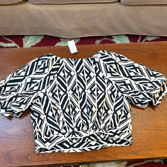 Banana Republic Black and Cream Cropped Geometric Top Medium - Picture 12 of 15